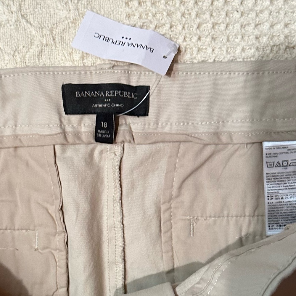 -Khaki Banana Republic shorts. Size 18 - Picture 2 of 3